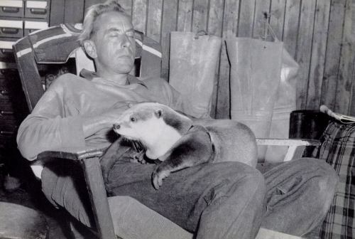 Edal and Gavin Maxwell in the cottage at Camusfearna 